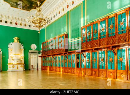 Sankt Petersburg, Russland - 22. November 2021: Das Innere des großen Thronsaals von Paul I. im Mikhailowski (Ingenieursschloss). Stockfoto