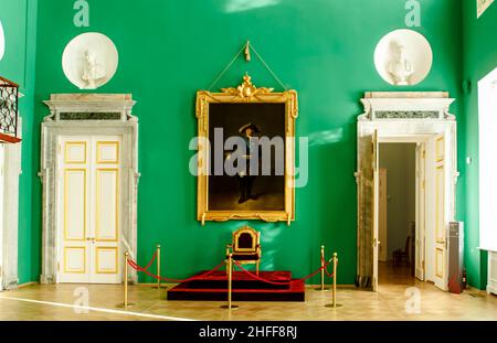 Sankt Petersburg, Russland - 22. November 2021: Das Innere des großen Thronsaals von Paul I. im Mikhailowski (Ingenieursschloss). Stockfoto