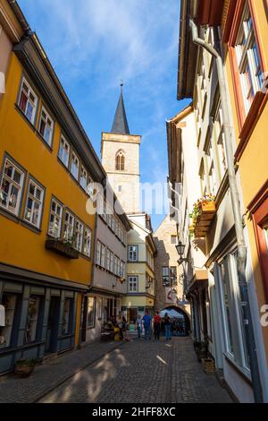 Häuser auf der Kraemerbrücke - Kaufmannsbrücke in Erfurt, Deutschland. An beiden Seiten der Brücke sind zwei schmale Häuserzeilen gebaut. Stockfoto