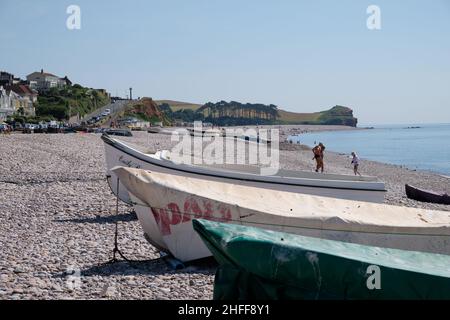 Budleigh Salterton, Großbritannien - Juli 2018: Fischerboote am Kiesstrand von Budleigh Salterton Stockfoto