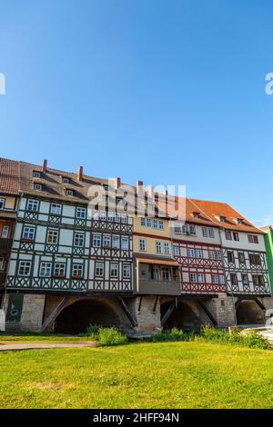 Häuser auf der Kraemerbrücke - Kaufmannsbrücke in Erfurt, Deutschland. An beiden Seiten der Brücke sind zwei schmale Häuserzeilen gebaut. Stockfoto