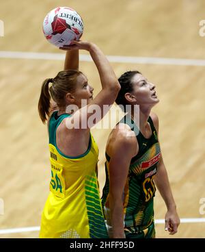 Die Australierin Stephanie Wood macht einen Schuss während des Spiels der Netball Quad Series in der Copper Box Arena in London. Bilddatum: Sonntag, 16. Januar 2022. Stockfoto