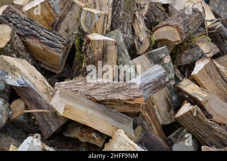 Nahaufnahme eines Massenstapels gehacktes Brennholz Stockfoto