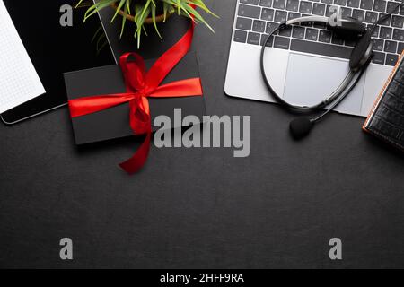 Geschenkbox auf dem Büroschreibtisch. Draufsicht flach liegend mit Kopierplatz. Online-Shopping-Konzept Stockfoto