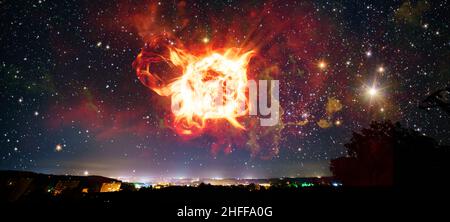 Fantastischer Nachthimmel über der Stadt mit Blick auf eine Explosion eines Planeten in der Erdatmosphäre. Elemente dieses Bildes wurden von der NASA eingerichtet Stockfoto