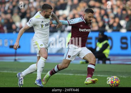 LONDON, Großbritannien JAN 16th Pablo Fornals von West Ham United gegen Stuart Dallas von Leeds United während des Premier League-Spiels zwischen West Ham United und Leeds United am Sonntag, 16th. Januar 2022, im London Stadium, Stratford. (Kredit: Michael Driver | MI Nachrichten) Kredit: MI Nachrichten & Sport /Alamy Live Nachrichten Stockfoto