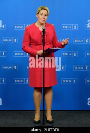 Nauen, Deutschland. 16th Januar 2022. Franziska Giffey (SPD), Regierende Bürgermeisterin von Berlin, spricht während der Pressekonferenz am Ende der geschlossenen Sitzung des Berliner Senats. Quelle: Soeren Stache/dpa-Zentralbild/dpa/Alamy Live News Stockfoto