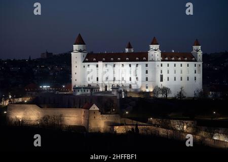 15. Januar 2022, Slowakei, Bratislava: Blick von einer Plattform des Aussichtsturms UFO der Brücke des Slowakischen Nationalaufstandes auf die beleuchtete Burg Bratislava. Foto: Marijan Murat/dpa Stockfoto