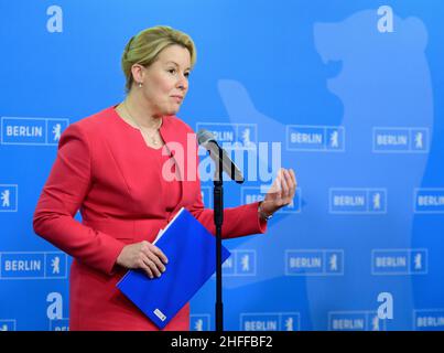 Nauen, Deutschland. 16th Januar 2022. Franziska Giffey (SPD), Regierende Bürgermeisterin von Berlin, spricht während der Pressekonferenz am Ende der geschlossenen Sitzung des Berliner Senats. Quelle: Soeren Stache/dpa-Zentralbild/dpa/Alamy Live News Stockfoto