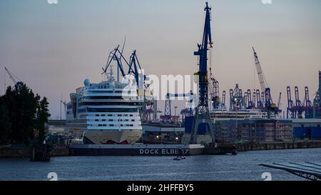 Schiff im Dock in Hamburg Stockfoto