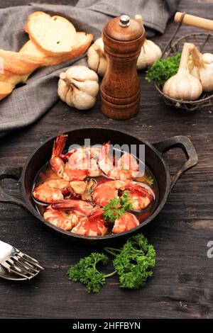 Garnelen in Knoblauchöl, Gambas Al Ajillo auf Gusseisenpfanne Stockfoto