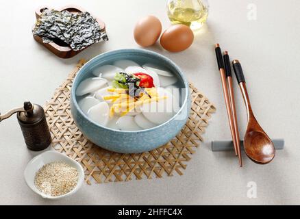 Tteokguk, traditionelle koreanische Reiskuchensuppe für das Seollal oder das Neujahrsfest Stockfoto