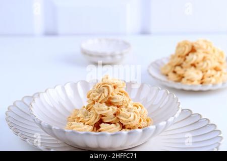 Kukis Sagu Keju oder Cheese Sago Cookies sind eines der beliebtesten Cookies in Indonesien, serviert im Lebaran oder IED Fitr. Nahaufnahme Stockfoto