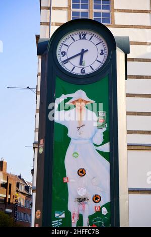 Eine öffentliche Vintage-Uhr in der Düsseldorfer Altstadt, in der eine Werbung für das Waschpulver mit der sogenannten "Weißen Dame" zu sehen ist. Stockfoto