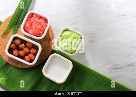 Bubur Campur Madura oder Maduranese Mix Porridge, mit verschiedenen Zutaten. Beliebt in Indonesien während des Fastens oder Lebaran für Takjil-Frühstück. Kopieren Stockfoto