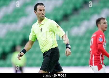 GRONINGEN, NIEDERLANDE - 16. JANUAR: Schiedsrichter Bas Nijhuis während des niederländischen Eredivisie-Spiels zwischen dem FC Groningen und dem PSV Eindhoven am 16. Januar 2022 bei Euroborg in Groningen, Niederlande (Foto: Peter Lous/Orange Picches) Stockfoto