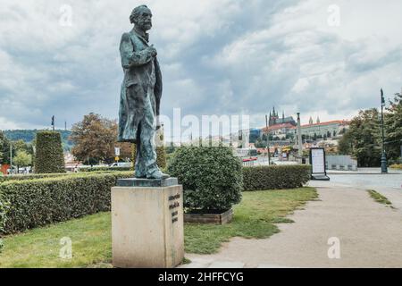 Statue von Antonín Dvořák auf dem Jan Palach Platz, vor dem Rudolfinum in Prag Stockfoto