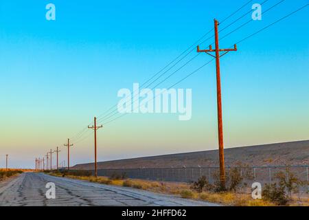 Elektrische overland Linie in der Wüste Stockfoto