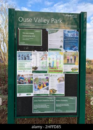 Ouse Valley Park at Wolverton Milton Keynes UK Walk Schild mit Hinweisschildern Design grüne Holzdrucke helfen Stockfoto