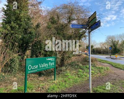 Ouse Valley Park in Wolverton Milton Keynes UK Schild Park Parklandschaften Bäume informieren Wegweiser Wegweiser Spur Spur Besuch Wanderwege finden Sie Wanderwege informieren Post Stockfoto