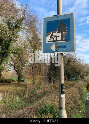 Ouse Valley Park in Wolverton Milton Keynes UK, Schilder mit Pfeilen an der Stange, Bäume, die sitzen, beobachten Essen, Abendessen, Mittagessen, Pfad, Grasbäume, künstlerisch Stockfoto