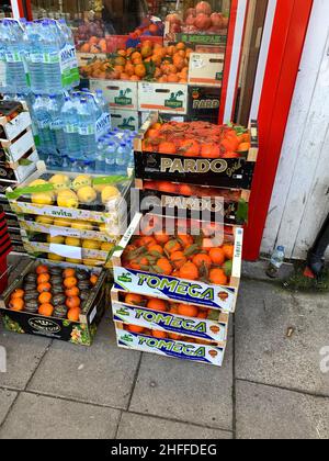 Vegetarischer Markt im Wolverton Milton Keynes UK Frucht Orangen Orange Zitronen Zitronenwasser Flaschen Kisten außerhalb des Bodens verpackte Zitronenorange Stockfoto