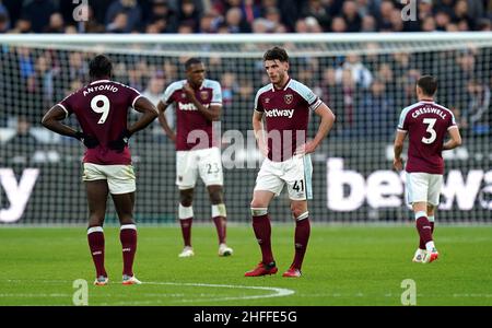 Declan Rark (Nr. 41) von West Ham United und seine Teamkollegen scheinen während des Spiels der Premier League im Londoner Stadion niedergeschlagen zu sein. Bilddatum: Sonntag, 16. Januar 2022. Stockfoto