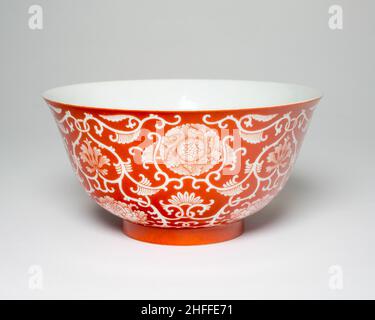 Schale mit Blumenrollen, Qing-Dynastie (1644-1911), Daoguang-Zeit (1821-1850). Stockfoto