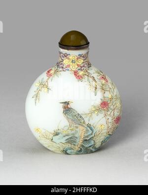 Schnupftabakflasche mit goldenem Fasan, Schwalben, Baumpeony, Aprikosenblüten und Weide, Qing-Dynastie (1644-1911), Qianlong Regierungsmarke und Periode (1735-1796). Stockfoto