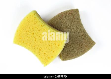 Spülschwamm auf weißem Hintergrund. Zwei Schwämme aus Parolon und Sisal-Nahaufnahme. Ein Schwamm mit einer gelben weichen und braunen harten Seite. Stockfoto