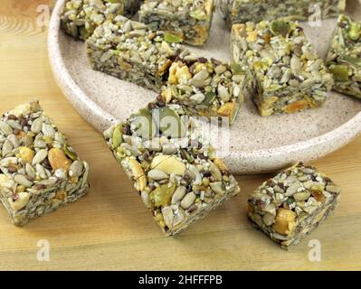 Kozinaki aus Kürbis- und Sonnenblumenkernen. Süßigkeiten aus Nüssen und Samen. Orientalische Süßigkeiten aus nächster Nähe. Dessert mit Honig, Flachs, Kürbiskernen und Nüssen Stockfoto