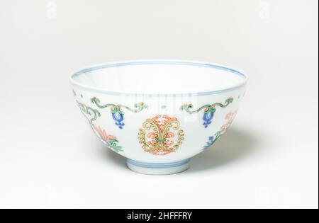 Doucai 'Floral' Bowl, Qing-Dynastie (1644-1911), Yongzheng regin Mark (1723-1735). Stockfoto