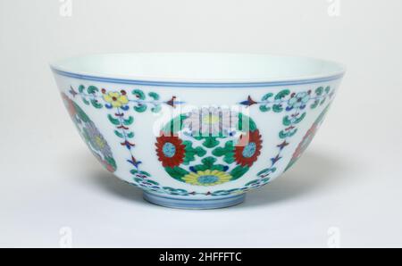 Schale mit Blumenmedaillons und Stielen, Qing-Dynastie (1644-1911), Yongzheng Reign-Marke und Periode (1723-1735). Stockfoto