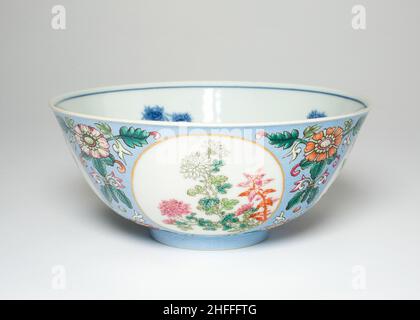 Schale mit Pfingstrosen und Chrysanthemen, Qing-Dynastie (1644-1911), Daoguang Regierungsmarke und Periode (1821-1850). Stockfoto