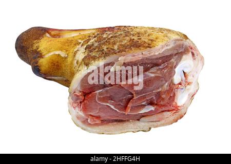 Schweinshaxe auf weißem Hintergrund. Roher Schweinshaxe mit geräucherter Haut zum Kochen. Frisches Schweinefleisch aus nächster Nähe. Stockfoto
