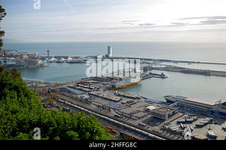 Barcelona, Spanien - 21. märz 2021: Barcelona Containerhafen. Container im Stadthafen. Barcelona ist ein wichtiger europäischer Hafen. Stockfoto