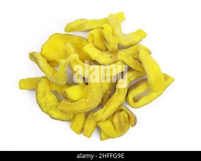 Getrocknete Guava auf einem weißen Teller. Getrocknete Früchte von oben. Getrocknete gelbe Guava-Scheiben aus der Nähe. Stockfoto