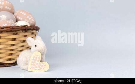 Osterhase mit Korb voller ostereier. Konzept für Frühlingsferien, Platz kopieren Stockfoto