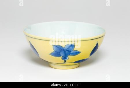 Schale mit Blumenrollen, Qing-Dynastie (1644-1911), Kangxi-Periode (1662-1722). Stockfoto