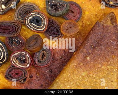 Obstpastilien verschiedener Art Draufsicht. Köstliche und gesunde Fruchtdesserts. Hausgemachte Früchte und Beeren Paste Nahaufnahme. Süßwaren Produkt aus Stockfoto