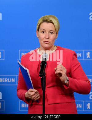Nauen, Deutschland. 16th Januar 2022. Franziska Giffey (SPD), Regierende Bürgermeisterin von Berlin, spricht während der Pressekonferenz am Ende der geschlossenen Sitzung des Berliner Senats. Quelle: Soeren Stache/dpa-Zentralbild/dpa/Alamy Live News Stockfoto