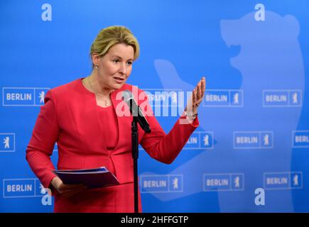 Nauen, Deutschland. 16th Januar 2022. Franziska Giffey (SPD), Regierende Bürgermeisterin von Berlin, spricht während der Pressekonferenz am Ende der geschlossenen Sitzung des Berliner Senats. Quelle: Soeren Stache/dpa-Zentralbild/dpa/Alamy Live News Stockfoto