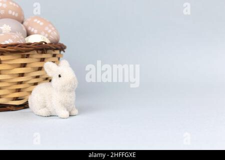 Osterhase mit Korb voller ostereier. Konzept für Frühlingsferien, Platz kopieren Stockfoto