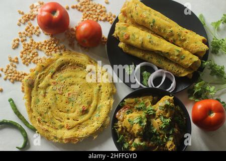 Besan chilla-Brötchen oder Kichererbsenpancake-Brötchen. Dies sind eiweißreiche, herzhafte Pfannkuchen aus Besanmehl oder Kichererbsenmehl mit Zwiebeln, Tomaten und o Stockfoto