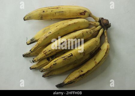 Reife Kochbanane gelb in der Farbe und dünne runde Kochbananenscheiben, fertig zum Essen. Ethakka oder Wegerich ist eine große Bananensorte, die Gattung musa genannt wird Stockfoto