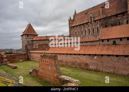 Das mittelalterliche Schloss des Deutschen Ordens in Malbork in der Region Pommern, Polen. Dies ist die größte Burg der Welt gemessen an der Landfläche und ein UNESCO-Weltkulturerbe Stockfoto