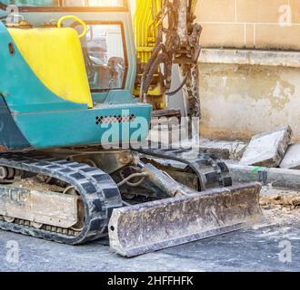 Mini-Raupentraktor mit Presshammer zum Brechen von Asphalt- und Straßenfahrzeugen für Stadtstraßen Stockfoto