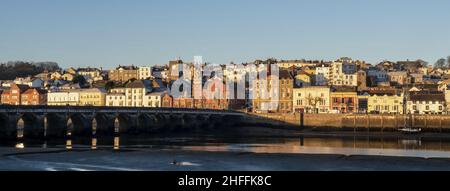 BIDEFORD, DEVON, ENGLAND - JANUAR 13 2022: Erste Sonnenstrahlen auf Bideford, mit der alten Long Bridge. Stockfoto