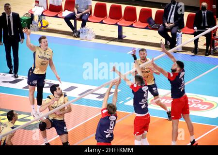 PalaMazzola, Taranto, Italien, 16. Januar 2022, ROK Movic Verona Volley gequetscht. Während Prisma Taranto gegen NBV Verona - Volleyball italienischen Serie A Männer Superleague Championship Stockfoto