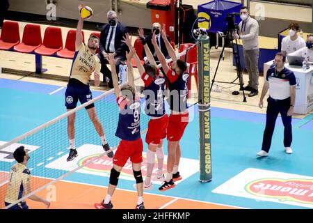 PalaMazzola, Taranto, Italien, 16. Januar 2022, Anton Qafarena zerquetschte. Während Prisma Taranto gegen NBV Verona - Volleyball Italoische Serie A Männer Superliga Meisterschaft Stockfoto